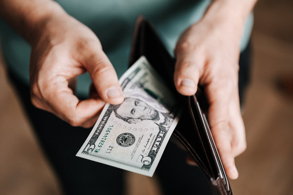 工行信用卡逾期可以协商减免违约金吗