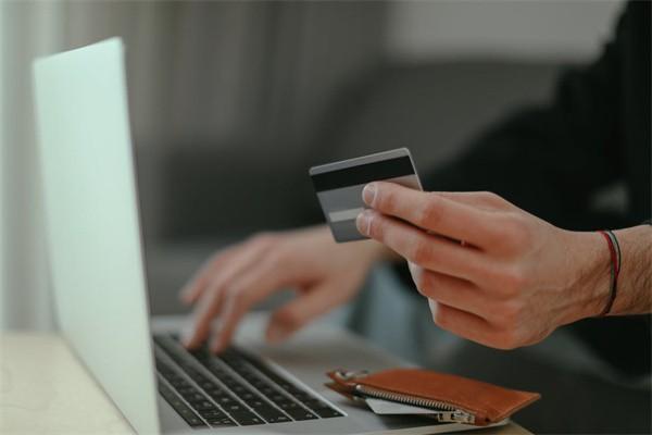 信用卡逾期1天还款后果是什么？利息多不多呢？