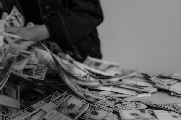 信用卡还完了怎么还有欠款？怎么注销？