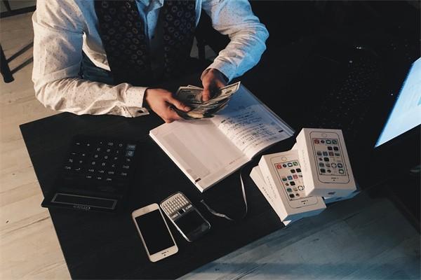 农行信用卡逾期几天算逾期？后果有哪些？