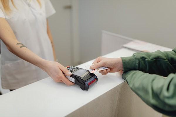 信用卡逾期收到法务通知短信真的吗？还不上会不会影响信用