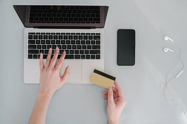 网商贷15万逾期2年会产生多少利息？逾期很多会被限制出行吗