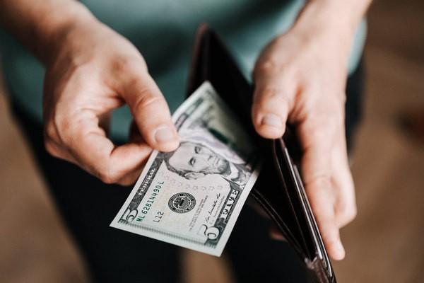 金条白条逾期三万严重吗？逾期会起诉吗