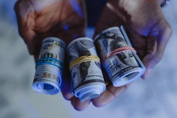 支付宝京东逾期10几万能协商分期吗？逾期10几万会坐牢吗