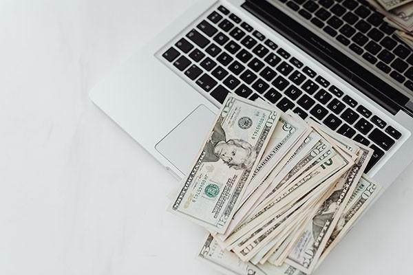 邮政信用卡逾期可以协商减免吗，协商还款还会催收吗