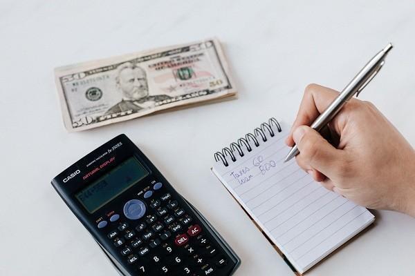 欠工行信用卡9万还不上逾期会怎么样，逾期多久不还会起诉