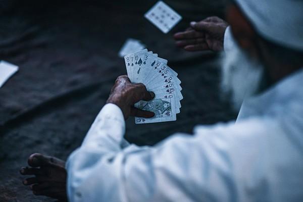 微粒贷逾期会冻结微信账号吗，欠5万没还利息能减免吗