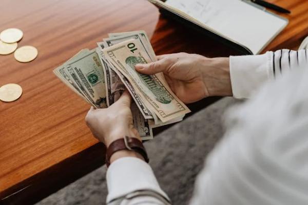我欠微粒贷1万多逾期的后果是什么，还清了还能再借吗